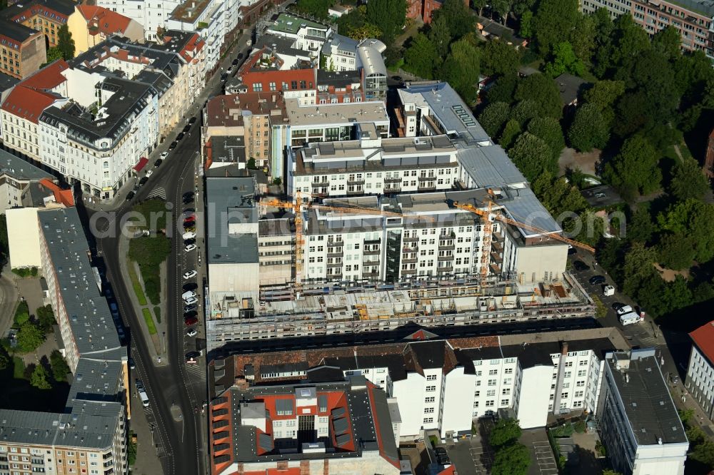 Aerial image Berlin - Construction for the reconstruction and expansion of the old buildings listed building Metropol Park in Areal Am Koellnischen Park - Wassergasse - Schulze-Delitzsch-Platz in the district Mitte in Berlin, Germany