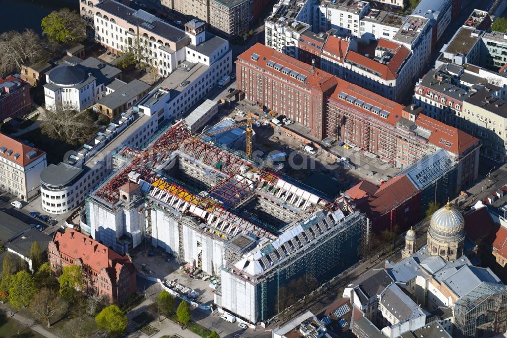 Berlin from the bird's eye view: Construction for the reconstruction the formerly Haupttelegrafenamt zum neuen Buero- and Geschaeftskomplex FORUM on MUSEUMSINSEL on Monbijoustrasse - Oranienburger Strasse - Tucholskystrasse - Ziegelstrasse in the district Mitte in Berlin, Germany