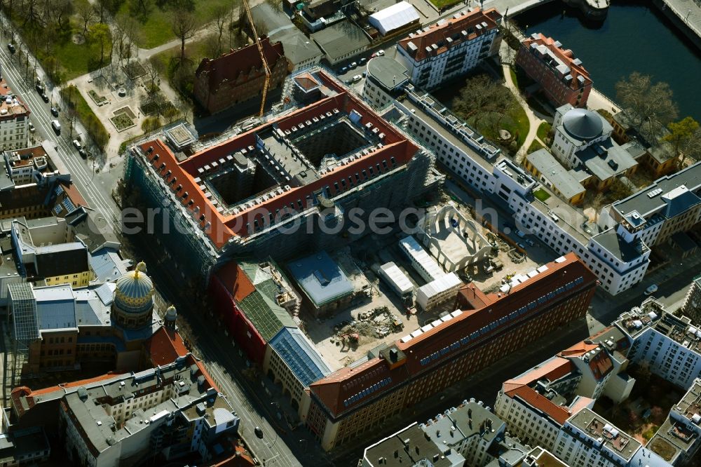 Berlin from the bird's eye view: Construction for the reconstruction the formerly Haupttelegrafenamt zum neuen Buero- and Geschaeftskomplex FORUM on MUSEUMSINSEL on Monbijoustrasse - Oranienburger Strasse - Tucholskystrasse - Ziegelstrasse in the district Mitte in Berlin, Germany