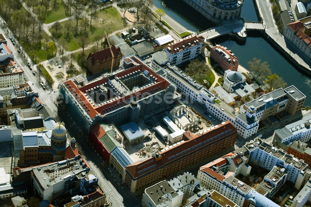 Aerial image Berlin - Construction for the reconstruction the formerly Haupttelegrafenamt zum neuen Buero- and Geschaeftskomplex FORUM on MUSEUMSINSEL on Monbijoustrasse - Oranienburger Strasse - Tucholskystrasse - Ziegelstrasse in the district Mitte in Berlin, Germany