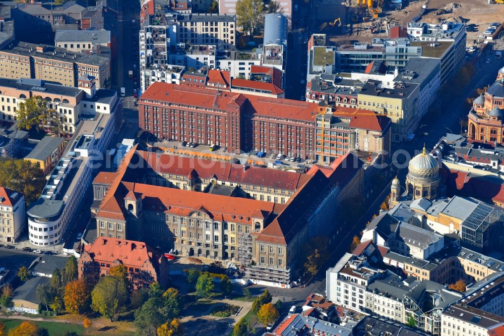 Aerial image Berlin - Construction for the reconstruction the formerly Haupttelegrafenamt zum neuen Buero- and Geschaeftskomplex FORUM on MUSEUMSINSEL on Monbijoustrasse - Oranienburger Strasse - Tucholskystrasse - Ziegelstrasse in the district Mitte in Berlin, Germany