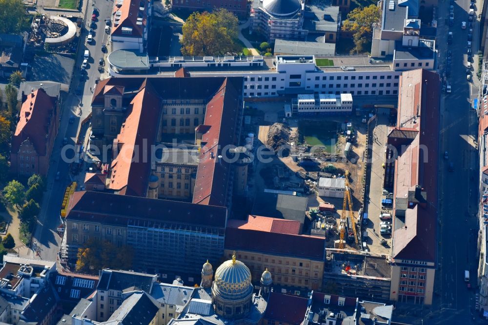 Berlin from the bird's eye view: Construction for the reconstruction the formerly Haupttelegrafenamt zum neuen Buero- and Geschaeftskomplex FORUM on MUSEUMSINSEL on Monbijoustrasse - Oranienburger Strasse - Tucholskystrasse - Ziegelstrasse in the district Mitte in Berlin, Germany