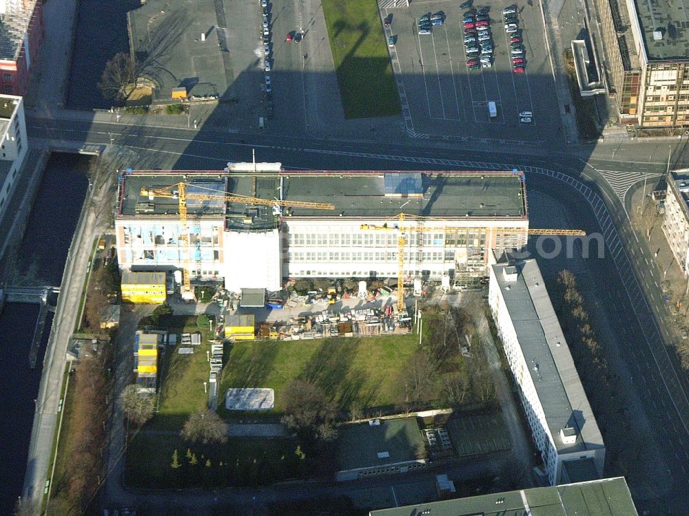 Aerial photograph Berlin - Facade of the monument Staatsratsgebaeude of ESMT Berlin. The business school founded by business on Schlossplatz in the district Mitte in Berlin, Germany