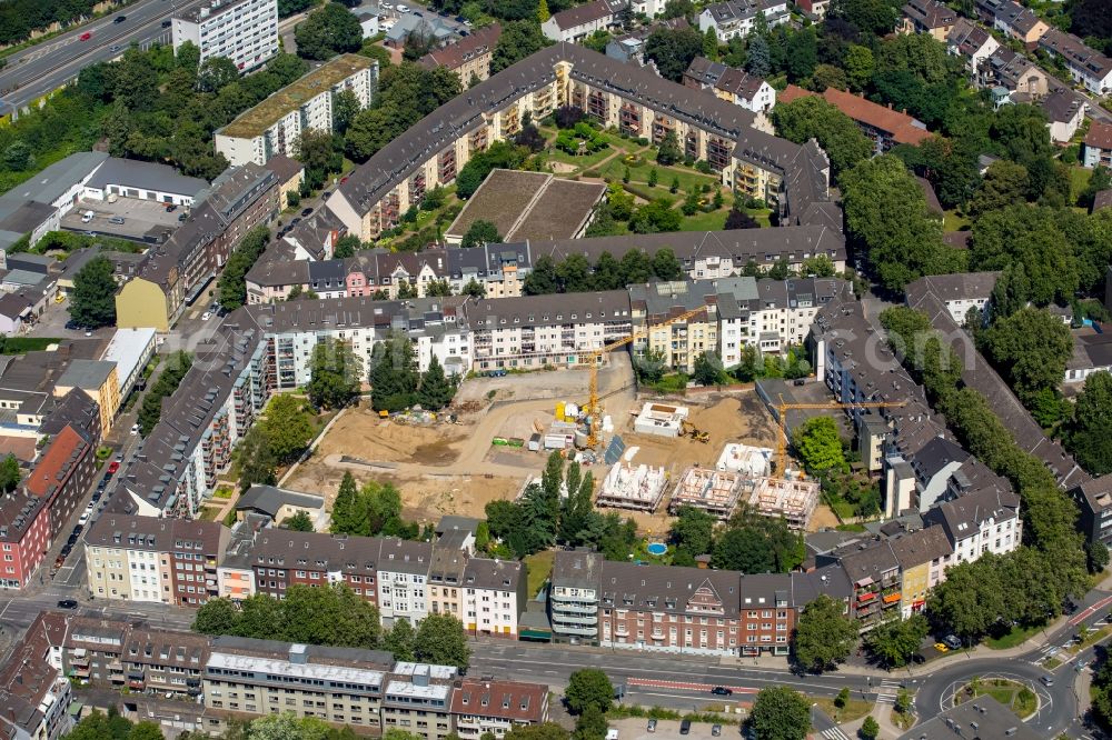 Duisburg from the bird's eye view: Construction site of new residential buildings amidst a residential estate between Schreiberstrasse and Kardinal-von-Galen-Strasse in the Northeast of the city center of Duisburg in the state of North Rhine-Westphalia