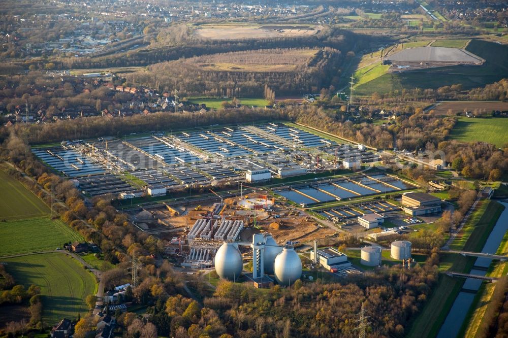 Duisburg Dinslaken from the bird's eye view: Sewage works Basin and purification steps for waste water treatment Emscherklaerwerk der EMSCHERGENOSSENSCHAFT und LIPPEVERBAND in Dinslaken in the state North Rhine-Westphalia. A community planning between Hydro-Ingenieure GmbH and Poeyry Germany GmbH modernized the mechanical pre-treatment areas, aeration basins and secondary clarifiers on behalf of Emschergenossenschaft