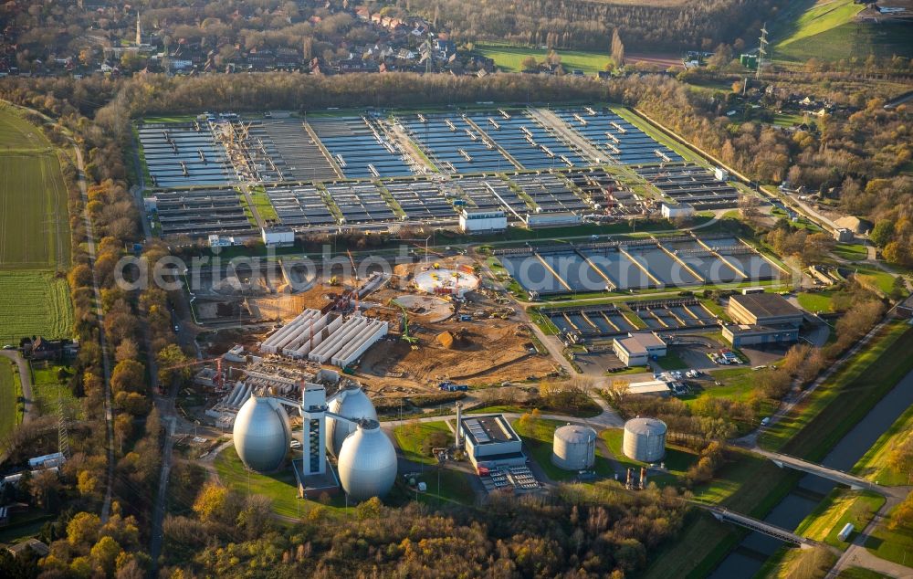 Aerial image Duisburg Dinslaken - Sewage works Basin and purification steps for waste water treatment Emscherklaerwerk der EMSCHERGENOSSENSCHAFT und LIPPEVERBAND in Dinslaken in the state North Rhine-Westphalia. A community planning between Hydro-Ingenieure GmbH and Poeyry Germany GmbH modernized the mechanical pre-treatment areas, aeration basins and secondary clarifiers on behalf of Emschergenossenschaft