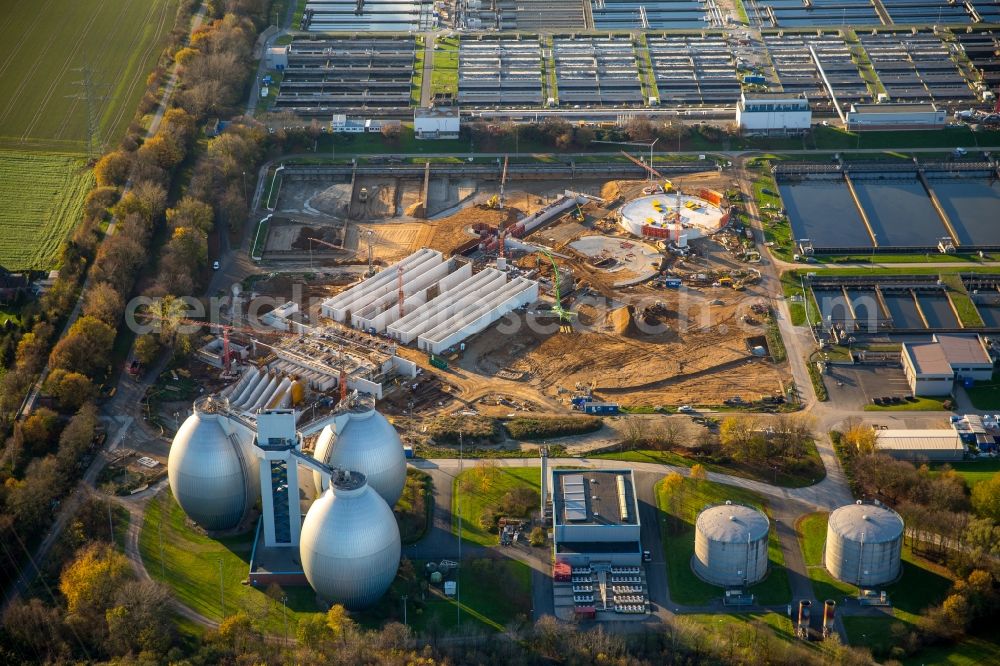 Aerial photograph Duisburg Dinslaken - Sewage works Basin and purification steps for waste water treatment Emscherklaerwerk der EMSCHERGENOSSENSCHAFT und LIPPEVERBAND in Dinslaken in the state North Rhine-Westphalia. A community planning between Hydro-Ingenieure GmbH and Poeyry Germany GmbH modernized the mechanical pre-treatment areas, aeration basins and secondary clarifiers on behalf of Emschergenossenschaft