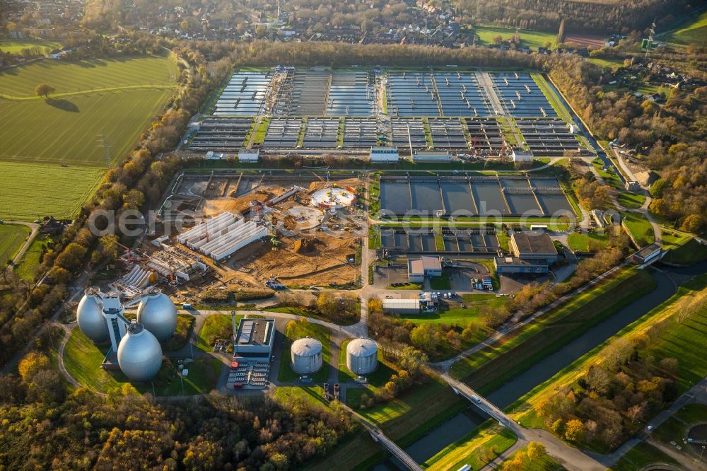 Duisburg Dinslaken from above - Sewage works Basin and purification steps for waste water treatment Emscherklaerwerk der EMSCHERGENOSSENSCHAFT und LIPPEVERBAND in Dinslaken in the state North Rhine-Westphalia. A community planning between Hydro-Ingenieure GmbH and Poeyry Germany GmbH modernized the mechanical pre-treatment areas, aeration basins and secondary clarifiers on behalf of Emschergenossenschaft