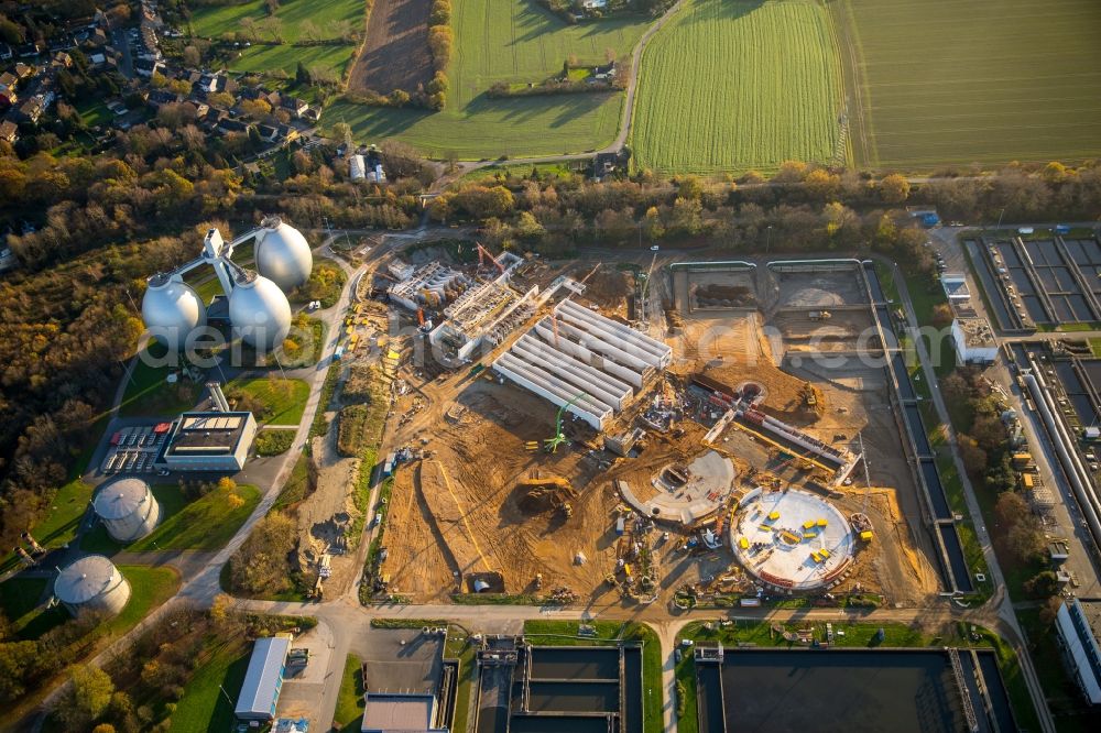 Duisburg Dinslaken from the bird's eye view: Sewage works Basin and purification steps for waste water treatment Emscherklaerwerk der EMSCHERGENOSSENSCHAFT und LIPPEVERBAND in Dinslaken in the state North Rhine-Westphalia. A community planning between Hydro-Ingenieure GmbH and Poeyry Germany GmbH modernized the mechanical pre-treatment areas, aeration basins and secondary clarifiers on behalf of Emschergenossenschaft