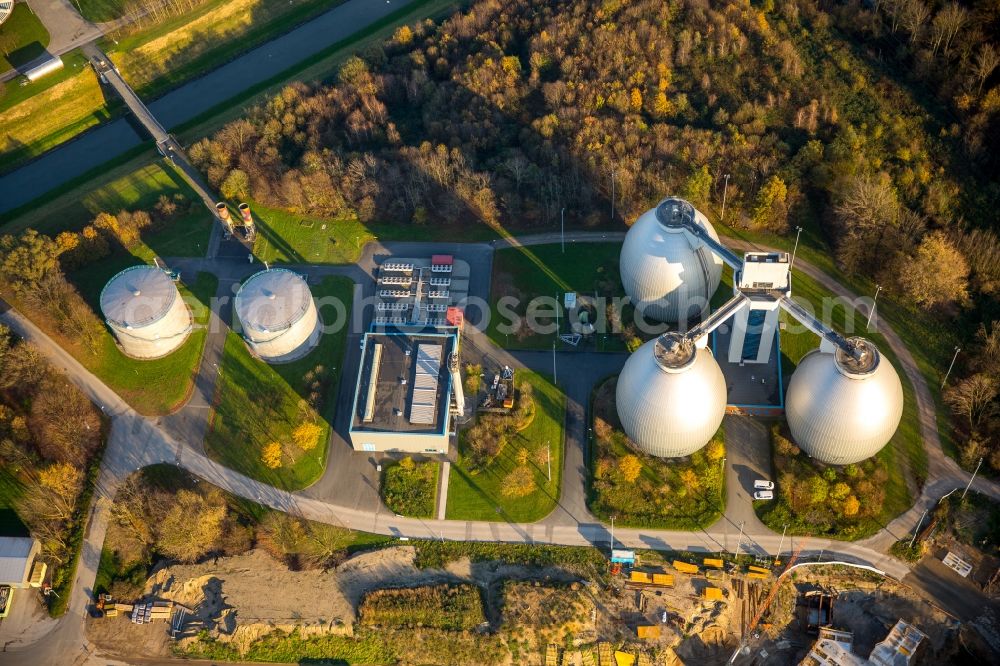 Aerial image Duisburg Dinslaken - Sewage works Basin and purification steps for waste water treatment Emscherklaerwerk der EMSCHERGENOSSENSCHAFT und LIPPEVERBAND in Dinslaken in the state North Rhine-Westphalia. A community planning between Hydro-Ingenieure GmbH and Poeyry Germany GmbH modernized the mechanical pre-treatment areas, aeration basins and secondary clarifiers on behalf of Emschergenossenschaft