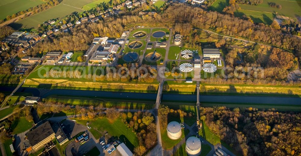 Aerial photograph Duisburg Dinslaken - Sewage works Basin and purification steps for waste water treatment Emscherklaerwerk der EMSCHERGENOSSENSCHAFT und LIPPEVERBAND in Dinslaken in the state North Rhine-Westphalia. A community planning between Hydro-Ingenieure GmbH and Poeyry Germany GmbH modernized the mechanical pre-treatment areas, aeration basins and secondary clarifiers on behalf of Emschergenossenschaft