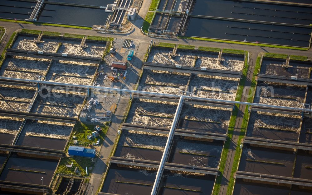 Duisburg Dinslaken from above - Sewage works Basin and purification steps for waste water treatment Emscherklaerwerk der EMSCHERGENOSSENSCHAFT und LIPPEVERBAND in Dinslaken in the state North Rhine-Westphalia. A community planning between Hydro-Ingenieure GmbH and Poeyry Germany GmbH modernized the mechanical pre-treatment areas, aeration basins and secondary clarifiers on behalf of Emschergenossenschaft