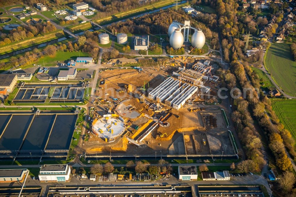 Duisburg Dinslaken from the bird's eye view: Sewage works Basin and purification steps for waste water treatment Emscherklaerwerk der EMSCHERGENOSSENSCHAFT und LIPPEVERBAND in Dinslaken in the state North Rhine-Westphalia. A community planning between Hydro-Ingenieure GmbH and Poeyry Germany GmbH modernized the mechanical pre-treatment areas, aeration basins and secondary clarifiers on behalf of Emschergenossenschaft