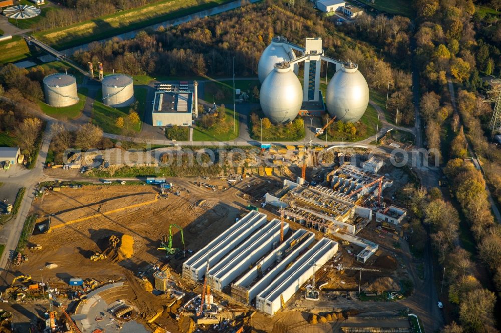 Aerial image Duisburg Dinslaken - Sewage works Basin and purification steps for waste water treatment Emscherklaerwerk der EMSCHERGENOSSENSCHAFT und LIPPEVERBAND in Dinslaken in the state North Rhine-Westphalia. A community planning between Hydro-Ingenieure GmbH and Poeyry Germany GmbH modernized the mechanical pre-treatment areas, aeration basins and secondary clarifiers on behalf of Emschergenossenschaft