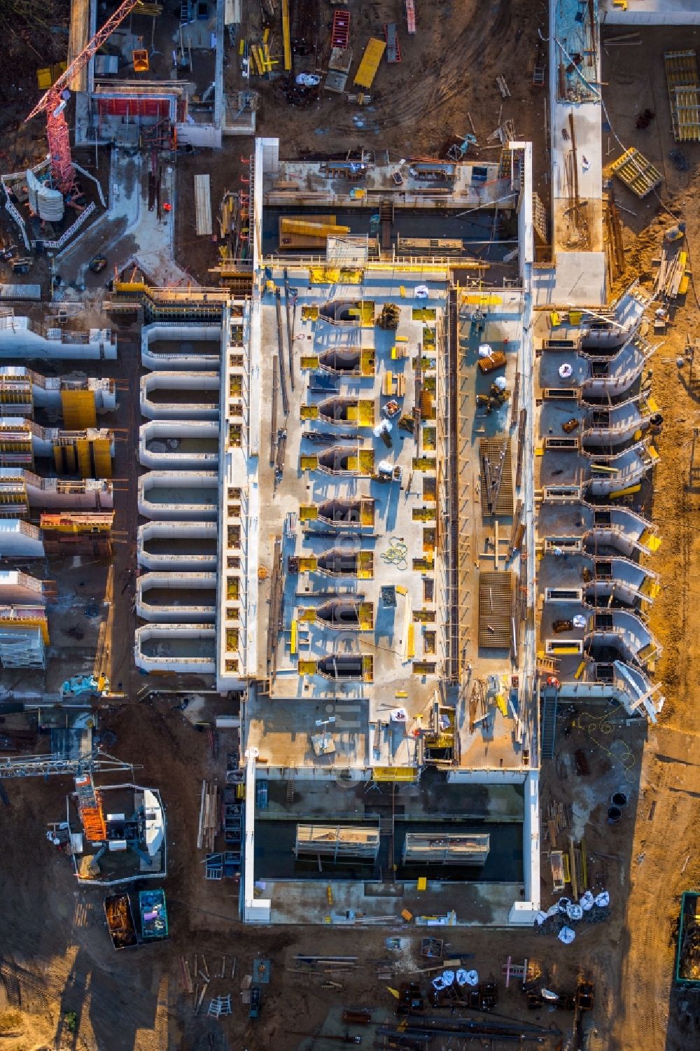 Aerial photograph Duisburg Dinslaken - Sewage works Basin and purification steps for waste water treatment Emscherklaerwerk der EMSCHERGENOSSENSCHAFT und LIPPEVERBAND in Dinslaken in the state North Rhine-Westphalia. A community planning between Hydro-Ingenieure GmbH and Poeyry Germany GmbH modernized the mechanical pre-treatment areas, aeration basins and secondary clarifiers on behalf of Emschergenossenschaft