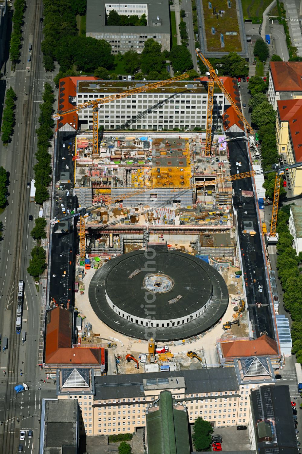 München from the bird's eye view: Construction for the reconstruction of Postpalast in ein Hotel on Arnulfstrasse on street Wredestrasse in the district Maxvorstadt in Munich in the state Bavaria, Germany