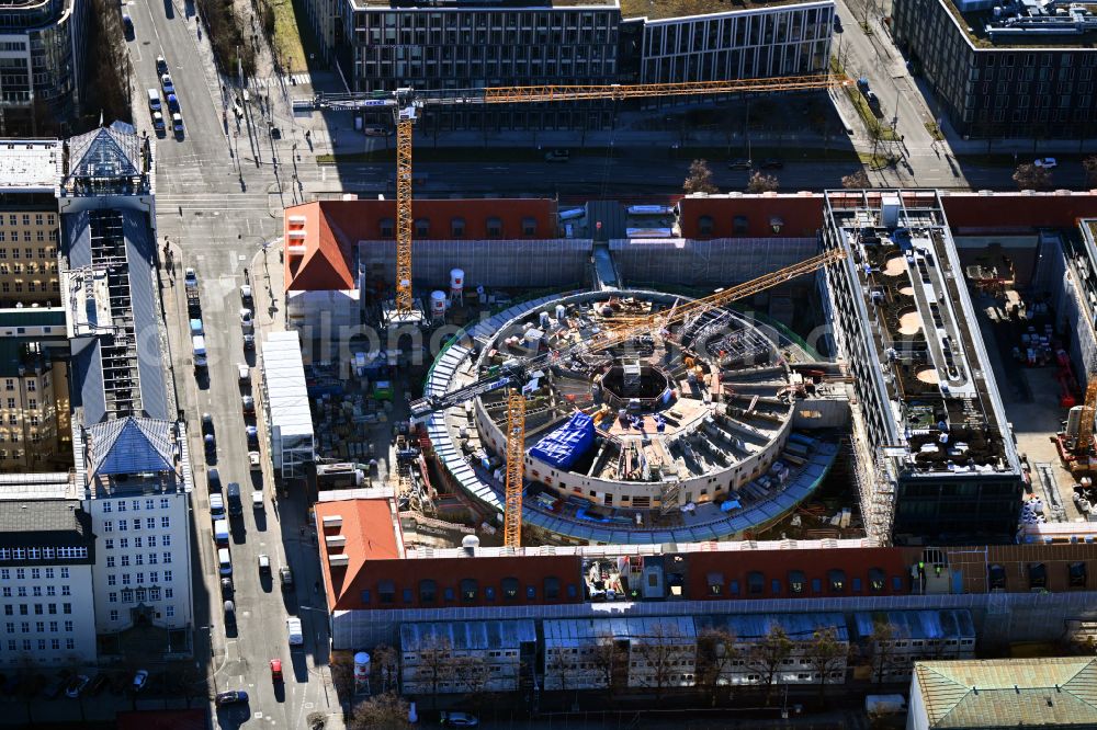 München from the bird's eye view: Construction for the reconstruction of Postpalast in ein Hotel on Arnulfstrasse on street Wredestrasse in the district Maxvorstadt in Munich in the state Bavaria, Germany