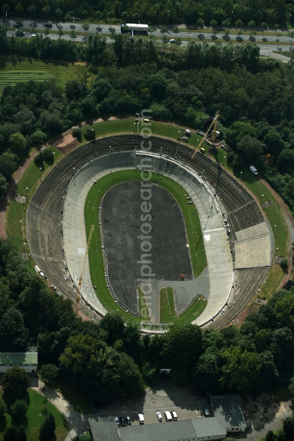 Chemnitz from the bird's eye view: Construction site for the restoration and redevelopment of the bicycle race track in the Bernsdorf part of Chemnitz in the state of Saxony. The concrete oval track is being refurbished