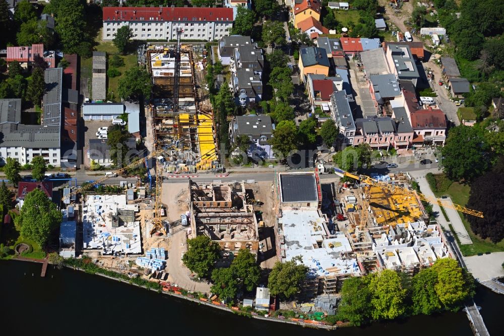 Berlin from the bird's eye view: Construction for the reconstruction Riviera Gesellschaftshaus on Regattastrasse in the district Gruenau in Berlin, Germany