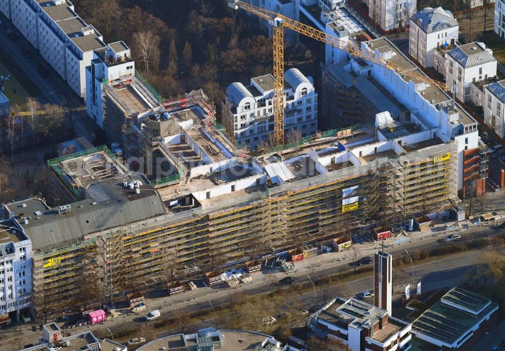 Berlin from the bird's eye view: Construction for the reconstruction Victoriahoefe of Cresco Capital Group Limited on Lindenstrasse in the district Kreuzberg in Berlin, Germany