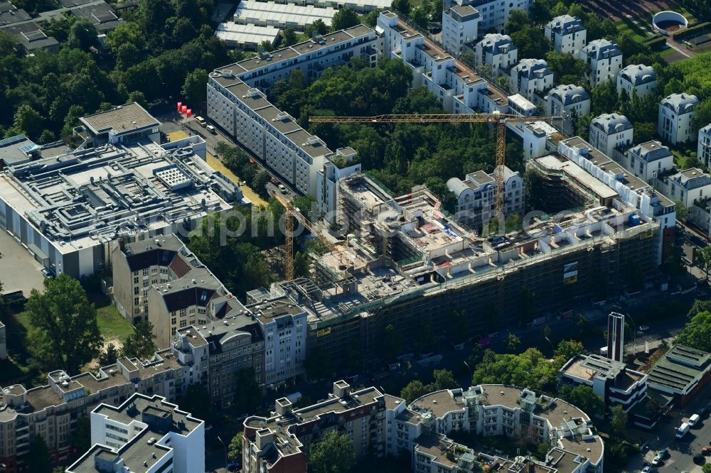 Berlin from the bird's eye view: Construction for the reconstruction Victoriahoefe of Cresco Capital Group Limited on Lindenstrasse in the district Kreuzberg in Berlin, Germany