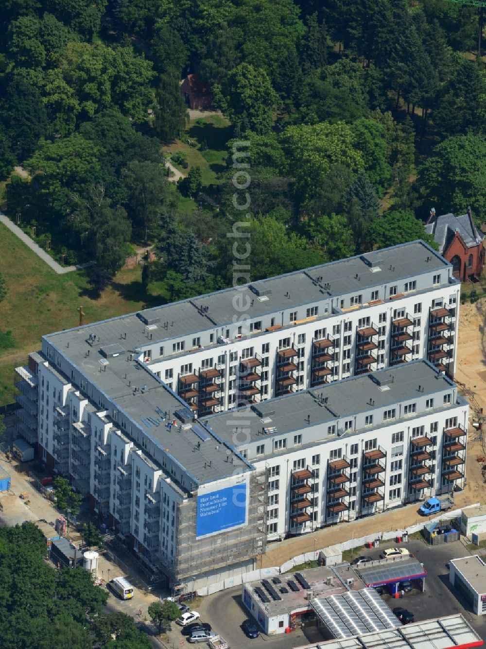 Berlin from the bird's eye view: Construction site for residential new construction in the Liesenstrasse - disability road in Berlin - Mitte