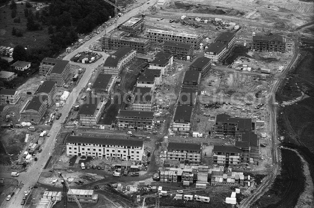 Bergholz-Rehbrücke from above - Blick auf die Errichtung / Baustelle der Wohnneubausiedlung Am Rehgraben in Bergholz-Rehbrücke. Errichtende Baufirma war die Firma BARESEL im Auftrag der Infrastruct Bauerschließung GmbH. Baumanagement erfolgte durch WSP I CBP. Building / construction residential housing development on Rehgraben in Bergholz-Rehbruecke.