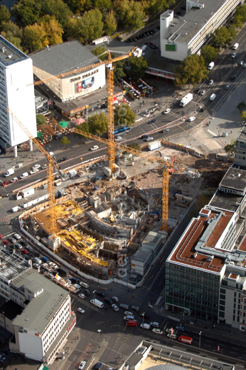 Berlin from above - Blick auf die Baustelle zum Zoofenster Hochhaus am Hardenbergplatz.Das Zoofenster ist ein im Bau befindliches Hochhausprojekt in Berlin-Charlottenburg am Hardenbergplatz. Die Grundsteinlegung erfolgte am 27. März 2009.[1] Die Bausubstanz soll in der Höhe 118 m betragen. Das Gebäude soll neben Einzelhandelsläden in den unteren Geschossen hauptsächlich ein Hotel der Marke Waldorf-Astoria beherbergen, welches voraussichtlich 242 Zimmer bieten wird.Als Fertigstellungstermin für das zweithöchste Hochhaus im Berliner Westen wird Ende 2011 anvisiert. Ausführende Baufirmen sind ALPINE , BANZHAF , BSS .