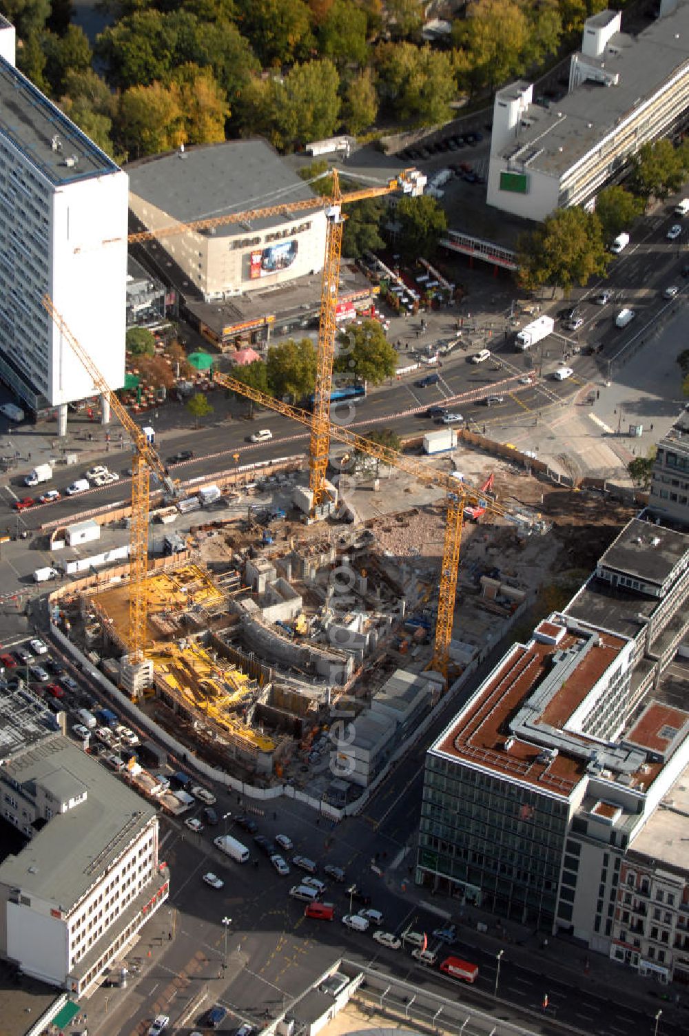 Berlin from the bird's eye view: Blick auf die Baustelle zum Zoofenster Hochhaus am Hardenbergplatz.Das Zoofenster ist ein im Bau befindliches Hochhausprojekt in Berlin-Charlottenburg am Hardenbergplatz. Die Grundsteinlegung erfolgte am 27. März 2009.[1] Die Bausubstanz soll in der Höhe 118 m betragen. Das Gebäude soll neben Einzelhandelsläden in den unteren Geschossen hauptsächlich ein Hotel der Marke Waldorf-Astoria beherbergen, welches voraussichtlich 242 Zimmer bieten wird.Als Fertigstellungstermin für das zweithöchste Hochhaus im Berliner Westen wird Ende 2011 anvisiert. Ausführende Baufirmen sind ALPINE , BANZHAF , BSS .