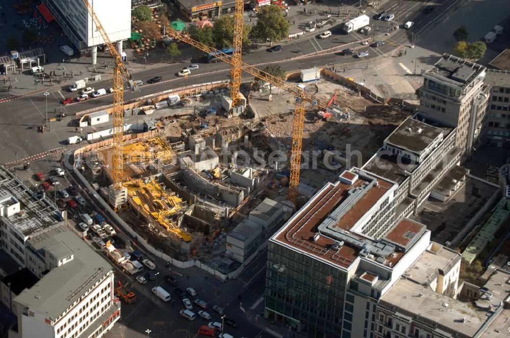 Aerial image Berlin - Blick auf die Baustelle zum Zoofenster Hochhaus am Hardenbergplatz.Das Zoofenster ist ein im Bau befindliches Hochhausprojekt in Berlin-Charlottenburg am Hardenbergplatz. Die Grundsteinlegung erfolgte am 27. März 2009.[1] Die Bausubstanz soll in der Höhe 118 m betragen. Das Gebäude soll neben Einzelhandelsläden in den unteren Geschossen hauptsächlich ein Hotel der Marke Waldorf-Astoria beherbergen, welches voraussichtlich 242 Zimmer bieten wird.Als Fertigstellungstermin für das zweithöchste Hochhaus im Berliner Westen wird Ende 2011 anvisiert. Ausführende Baufirmen sind ALPINE , BANZHAF , BSS .