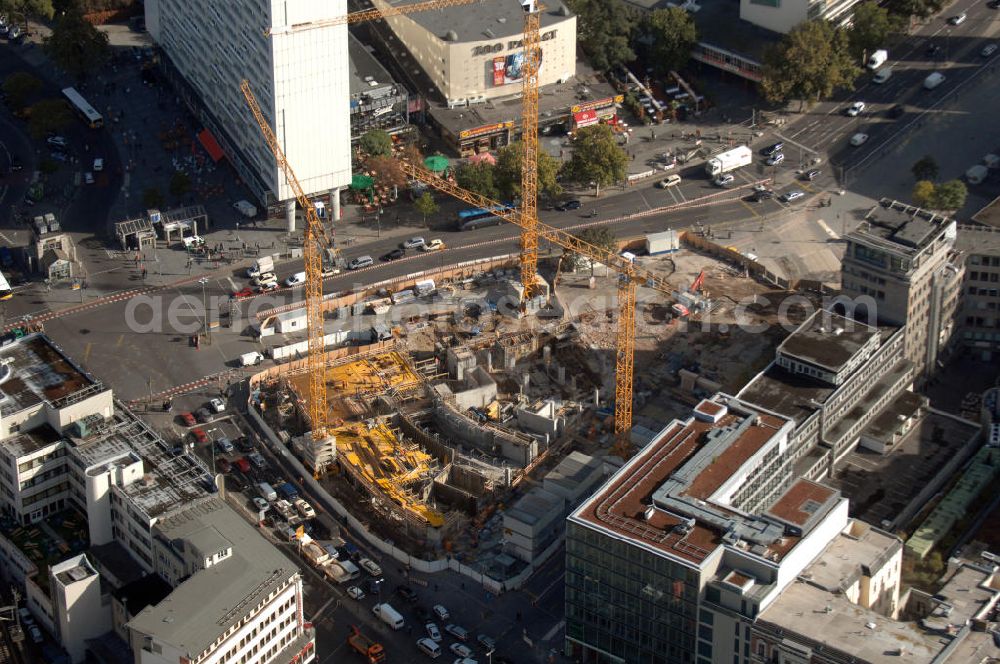 Aerial photograph Berlin - Blick auf die Baustelle zum Zoofenster Hochhaus am Hardenbergplatz.Das Zoofenster ist ein im Bau befindliches Hochhausprojekt in Berlin-Charlottenburg am Hardenbergplatz. Die Grundsteinlegung erfolgte am 27. März 2009.[1] Die Bausubstanz soll in der Höhe 118 m betragen. Das Gebäude soll neben Einzelhandelsläden in den unteren Geschossen hauptsächlich ein Hotel der Marke Waldorf-Astoria beherbergen, welches voraussichtlich 242 Zimmer bieten wird.Als Fertigstellungstermin für das zweithöchste Hochhaus im Berliner Westen wird Ende 2011 anvisiert. Ausführende Baufirmen sind ALPINE , BANZHAF , BSS .