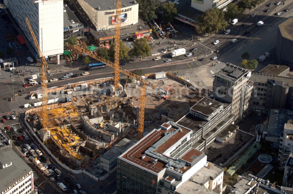 Berlin from above - Blick auf die Baustelle zum Zoofenster Hochhaus am Hardenbergplatz.Das Zoofenster ist ein im Bau befindliches Hochhausprojekt in Berlin-Charlottenburg am Hardenbergplatz. Die Grundsteinlegung erfolgte am 27. März 2009.[1] Die Bausubstanz soll in der Höhe 118 m betragen. Das Gebäude soll neben Einzelhandelsläden in den unteren Geschossen hauptsächlich ein Hotel der Marke Waldorf-Astoria beherbergen, welches voraussichtlich 242 Zimmer bieten wird.Als Fertigstellungstermin für das zweithöchste Hochhaus im Berliner Westen wird Ende 2011 anvisiert. Ausführende Baufirmen sind ALPINE , BANZHAF , BSS .