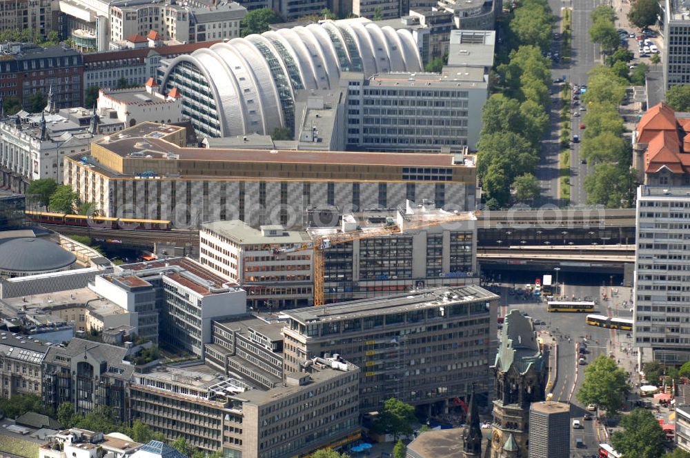 Aerial image Berlin - Blick auf die Baustelle zum Zoofenster Hochhaus am Hardenbergplatz.Das Zoofenster ist ein im Bau befindliches Hochhausprojekt in Berlin-Charlottenburg am Hardenbergplatz. Die Grundsteinlegung erfolgte am 27. März 2009. Die Bausubstanz soll in der Höhe 118 m betragen. Das Gebäude soll neben Einzelhandelsläden in den unteren Geschossen hauptsächlich ein Hotel der Marke Waldorf-Astoria beherbergen, welches voraussichtlich 242 Zimmer bieten wird. Als Fertigstellungstermin für das zweithöchste Hochhaus im Berliner Westen wird Ende 2011 anvisiert. ALPINE BAU