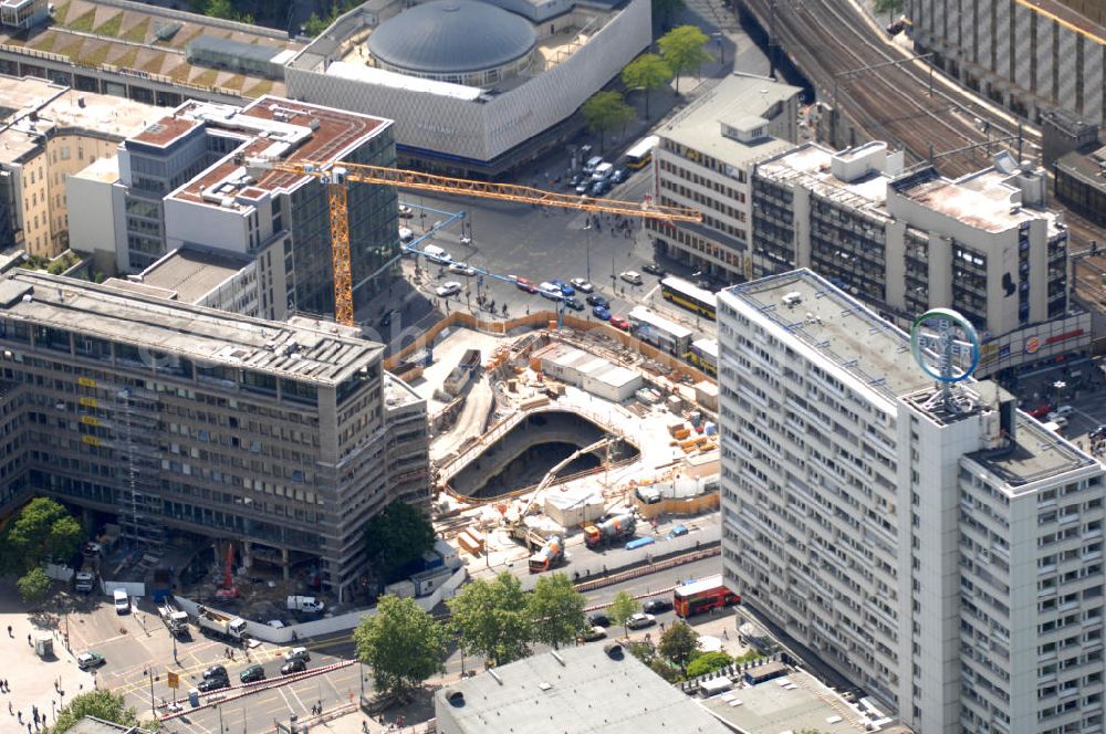 Berlin from above - Blick auf die Baustelle zum Zoofenster Hochhaus am Hardenbergplatz.Das Zoofenster ist ein im Bau befindliches Hochhausprojekt in Berlin-Charlottenburg am Hardenbergplatz. Die Grundsteinlegung erfolgte am 27. März 2009. Die Bausubstanz soll in der Höhe 118 m betragen. Das Gebäude soll neben Einzelhandelsläden in den unteren Geschossen hauptsächlich ein Hotel der Marke Waldorf-Astoria beherbergen, welches voraussichtlich 242 Zimmer bieten wird. Als Fertigstellungstermin für das zweithöchste Hochhaus im Berliner Westen wird Ende 2011 anvisiert. ALPINE BAU