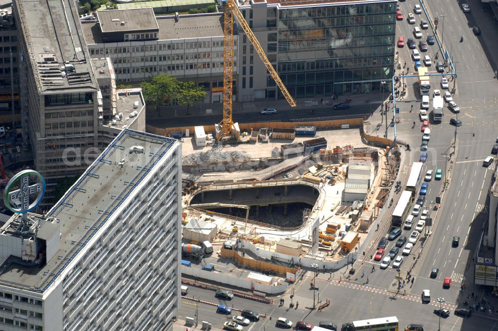 Berlin from above - Blick auf die Baustelle zum Zoofenster Hochhaus am Hardenbergplatz.Das Zoofenster ist ein im Bau befindliches Hochhausprojekt in Berlin-Charlottenburg am Hardenbergplatz. Die Grundsteinlegung erfolgte am 27. März 2009. Die Bausubstanz soll in der Höhe 118 m betragen. Das Gebäude soll neben Einzelhandelsläden in den unteren Geschossen hauptsächlich ein Hotel der Marke Waldorf-Astoria beherbergen, welches voraussichtlich 242 Zimmer bieten wird. Als Fertigstellungstermin für das zweithöchste Hochhaus im Berliner Westen wird Ende 2011 anvisiert. ALPINE BAU