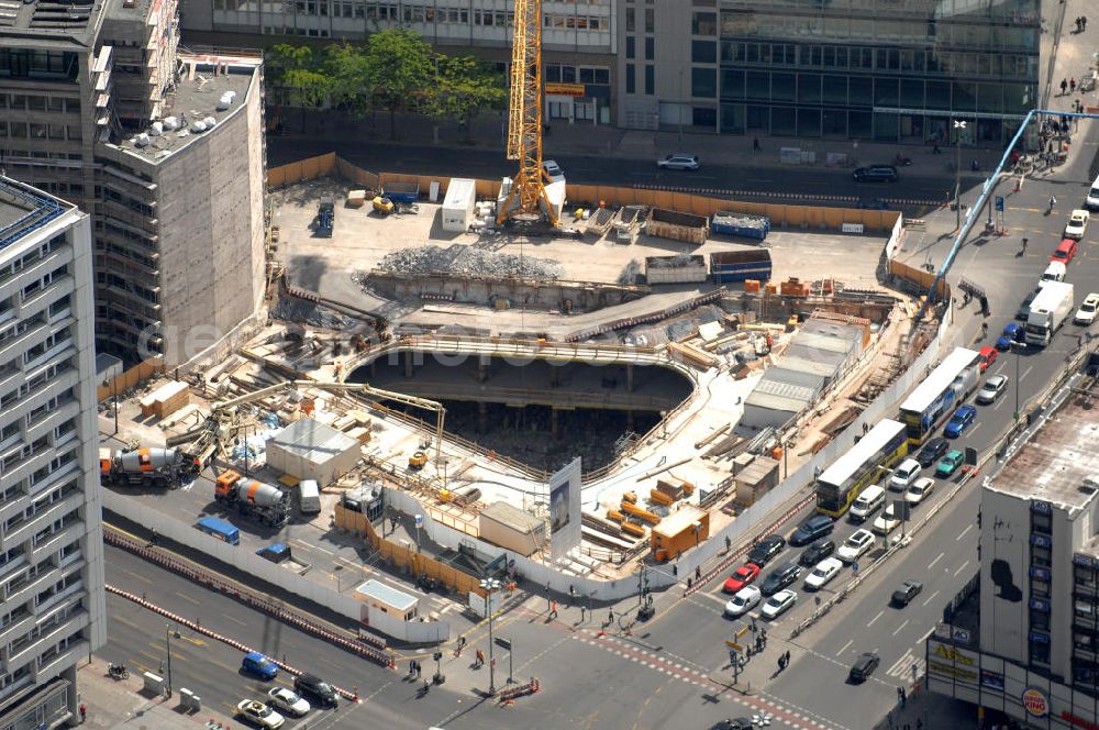 Aerial image Berlin - Blick auf die Baustelle zum Zoofenster Hochhaus am Hardenbergplatz.Das Zoofenster ist ein im Bau befindliches Hochhausprojekt in Berlin-Charlottenburg am Hardenbergplatz. Die Grundsteinlegung erfolgte am 27. März 2009. Die Bausubstanz soll in der Höhe 118 m betragen. Das Gebäude soll neben Einzelhandelsläden in den unteren Geschossen hauptsächlich ein Hotel der Marke Waldorf-Astoria beherbergen, welches voraussichtlich 242 Zimmer bieten wird. Als Fertigstellungstermin für das zweithöchste Hochhaus im Berliner Westen wird Ende 2011 anvisiert. ALPINE BAU