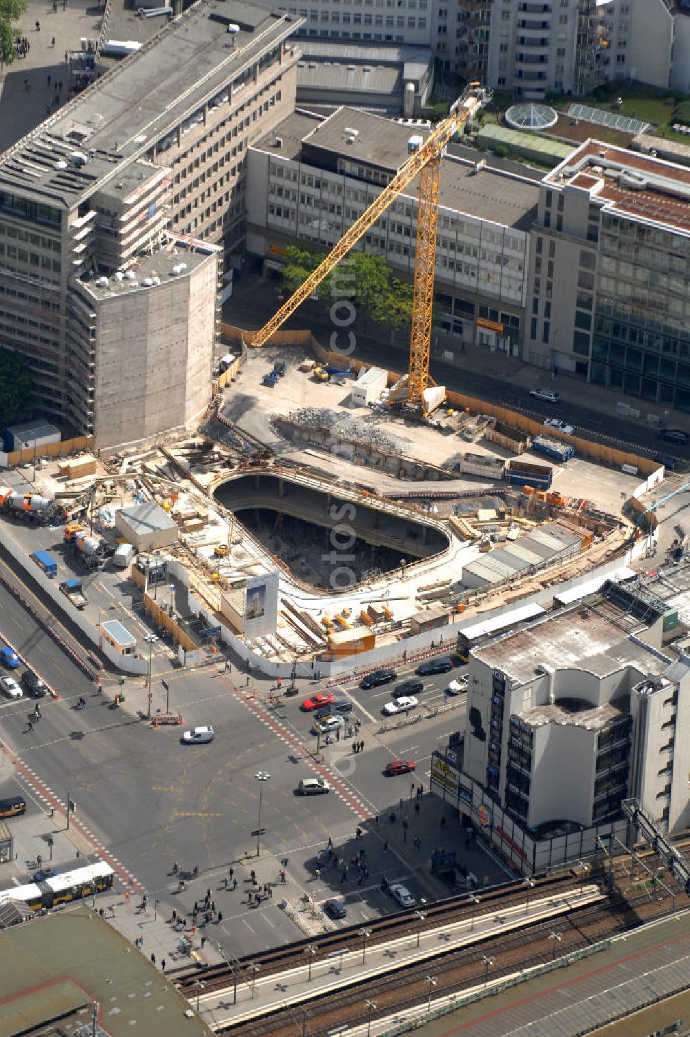 Berlin from above - Blick auf die Baustelle zum Zoofenster Hochhaus am Hardenbergplatz.Das Zoofenster ist ein im Bau befindliches Hochhausprojekt in Berlin-Charlottenburg am Hardenbergplatz. Die Grundsteinlegung erfolgte am 27. März 2009. Die Bausubstanz soll in der Höhe 118 m betragen. Das Gebäude soll neben Einzelhandelsläden in den unteren Geschossen hauptsächlich ein Hotel der Marke Waldorf-Astoria beherbergen, welches voraussichtlich 242 Zimmer bieten wird. Als Fertigstellungstermin für das zweithöchste Hochhaus im Berliner Westen wird Ende 2011 anvisiert. ALPINE BAU