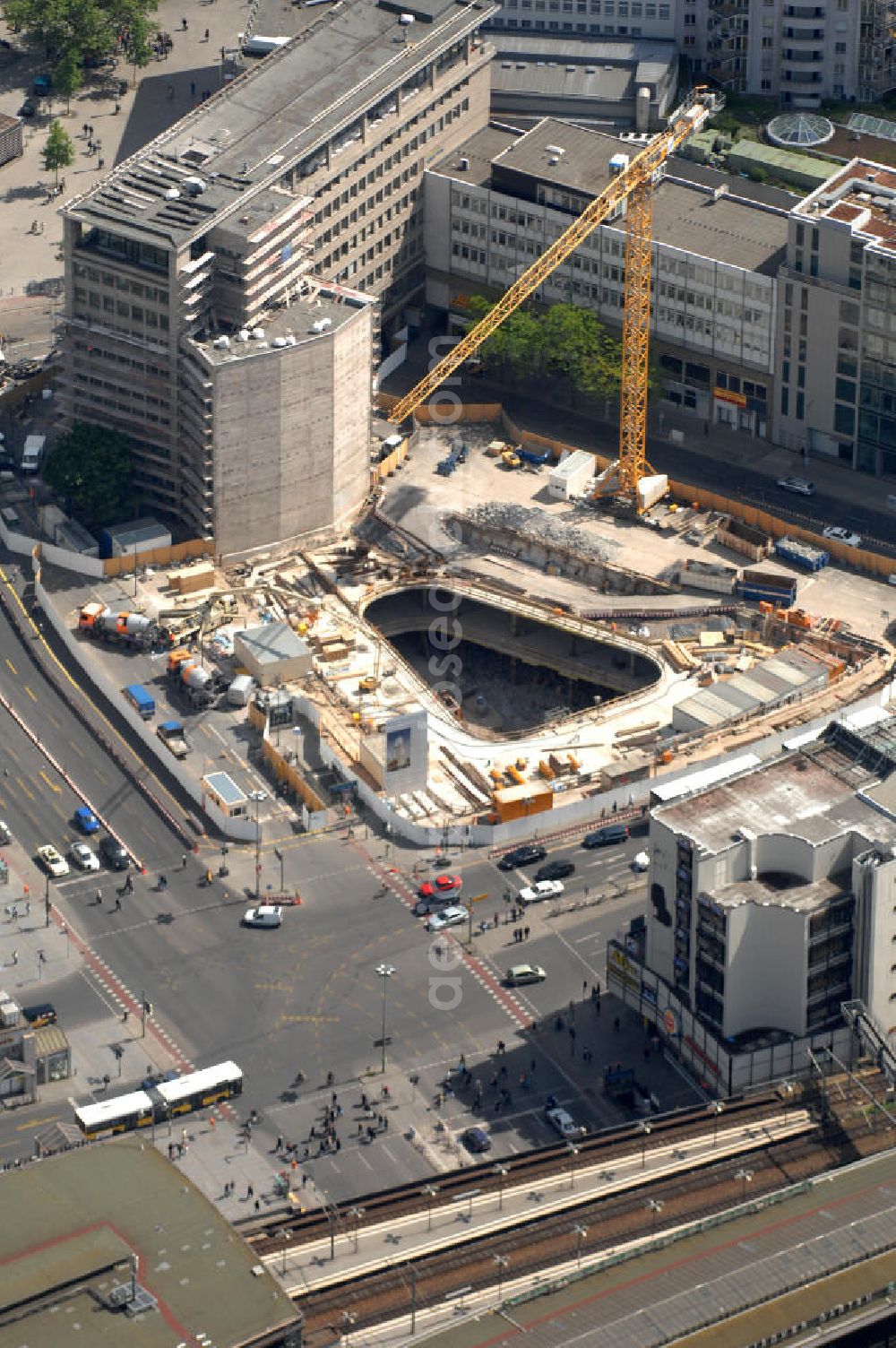 Berlin from the bird's eye view: Blick auf die Baustelle zum Zoofenster Hochhaus am Hardenbergplatz.Das Zoofenster ist ein im Bau befindliches Hochhausprojekt in Berlin-Charlottenburg am Hardenbergplatz. Die Grundsteinlegung erfolgte am 27. März 2009. Die Bausubstanz soll in der Höhe 118 m betragen. Das Gebäude soll neben Einzelhandelsläden in den unteren Geschossen hauptsächlich ein Hotel der Marke Waldorf-Astoria beherbergen, welches voraussichtlich 242 Zimmer bieten wird. Als Fertigstellungstermin für das zweithöchste Hochhaus im Berliner Westen wird Ende 2011 anvisiert. ALPINE BAU