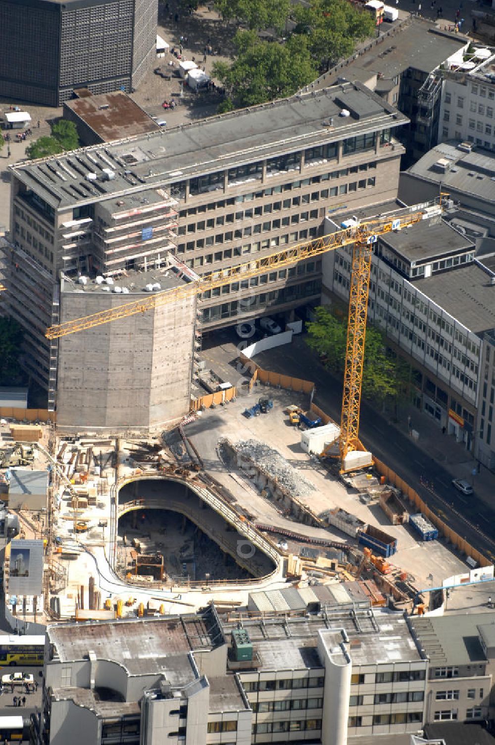 Aerial image Berlin - Blick auf die Baustelle zum Zoofenster Hochhaus am Hardenbergplatz.Das Zoofenster ist ein im Bau befindliches Hochhausprojekt in Berlin-Charlottenburg am Hardenbergplatz. Die Grundsteinlegung erfolgte am 27. März 2009. Die Bausubstanz soll in der Höhe 118 m betragen. Das Gebäude soll neben Einzelhandelsläden in den unteren Geschossen hauptsächlich ein Hotel der Marke Waldorf-Astoria beherbergen, welches voraussichtlich 242 Zimmer bieten wird. Als Fertigstellungstermin für das zweithöchste Hochhaus im Berliner Westen wird Ende 2011 anvisiert. ALPINE BAU