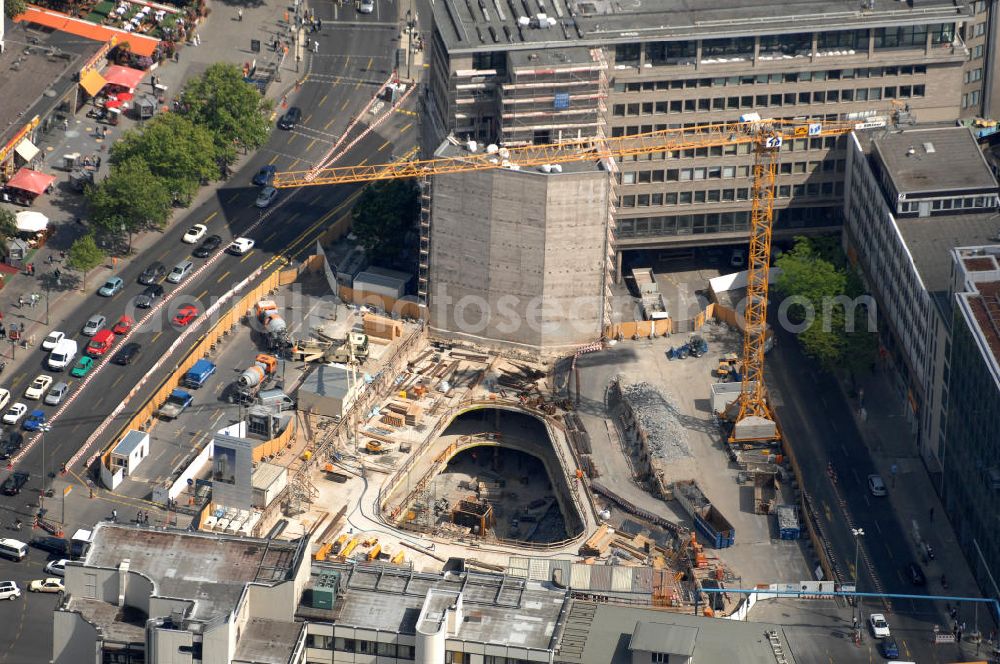 Berlin from above - Blick auf die Baustelle zum Zoofenster Hochhaus am Hardenbergplatz.Das Zoofenster ist ein im Bau befindliches Hochhausprojekt in Berlin-Charlottenburg am Hardenbergplatz. Die Grundsteinlegung erfolgte am 27. März 2009. Die Bausubstanz soll in der Höhe 118 m betragen. Das Gebäude soll neben Einzelhandelsläden in den unteren Geschossen hauptsächlich ein Hotel der Marke Waldorf-Astoria beherbergen, welches voraussichtlich 242 Zimmer bieten wird. Als Fertigstellungstermin für das zweithöchste Hochhaus im Berliner Westen wird Ende 2011 anvisiert. ALPINE BAU