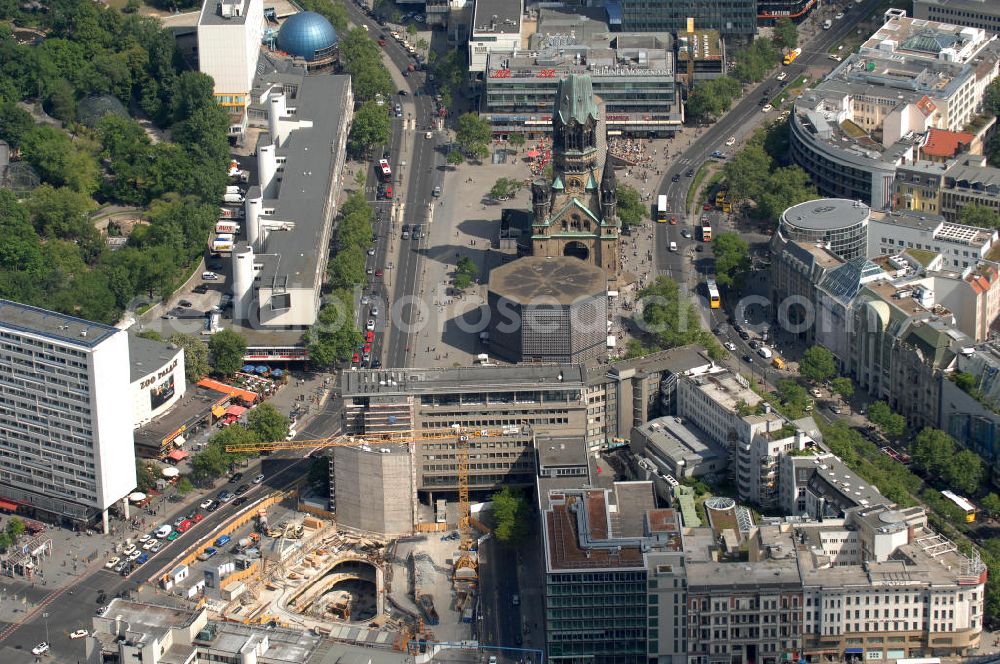 Aerial image Berlin - Blick auf die Baustelle zum Zoofenster Hochhaus am Hardenbergplatz.Das Zoofenster ist ein im Bau befindliches Hochhausprojekt in Berlin-Charlottenburg am Hardenbergplatz. Die Grundsteinlegung erfolgte am 27. März 2009. Die Bausubstanz soll in der Höhe 118 m betragen. Das Gebäude soll neben Einzelhandelsläden in den unteren Geschossen hauptsächlich ein Hotel der Marke Waldorf-Astoria beherbergen, welches voraussichtlich 242 Zimmer bieten wird. Als Fertigstellungstermin für das zweithöchste Hochhaus im Berliner Westen wird Ende 2011 anvisiert. ALPINE BAU