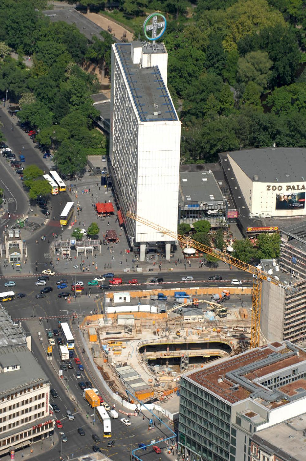 Berlin from above - Blick auf die Baustelle zum Zoofenster Hochhaus am Hardenbergplatz.Das Zoofenster ist ein im Bau befindliches Hochhausprojekt in Berlin-Charlottenburg am Hardenbergplatz. Die Grundsteinlegung erfolgte am 27. März 2009. Die Bausubstanz soll in der Höhe 118 m betragen. Das Gebäude soll neben Einzelhandelsläden in den unteren Geschossen hauptsächlich ein Hotel der Marke Waldorf-Astoria beherbergen, welches voraussichtlich 242 Zimmer bieten wird. Als Fertigstellungstermin für das zweithöchste Hochhaus im Berliner Westen wird Ende 2011 anvisiert. ALPINE BAU