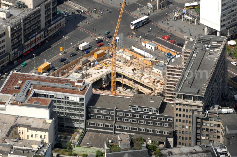 Aerial image Berlin - Blick auf die Baustelle zum Zoofenster Hochhaus am Hardenbergplatz.Das Zoofenster ist ein im Bau befindliches Hochhausprojekt in Berlin-Charlottenburg am Hardenbergplatz. Die Grundsteinlegung erfolgte am 27. März 2009. Die Bausubstanz soll in der Höhe 118 m betragen. Das Gebäude soll neben Einzelhandelsläden in den unteren Geschossen hauptsächlich ein Hotel der Marke Waldorf-Astoria beherbergen, welches voraussichtlich 242 Zimmer bieten wird. Als Fertigstellungstermin für das zweithöchste Hochhaus im Berliner Westen wird Ende 2011 anvisiert. ALPINE BAU