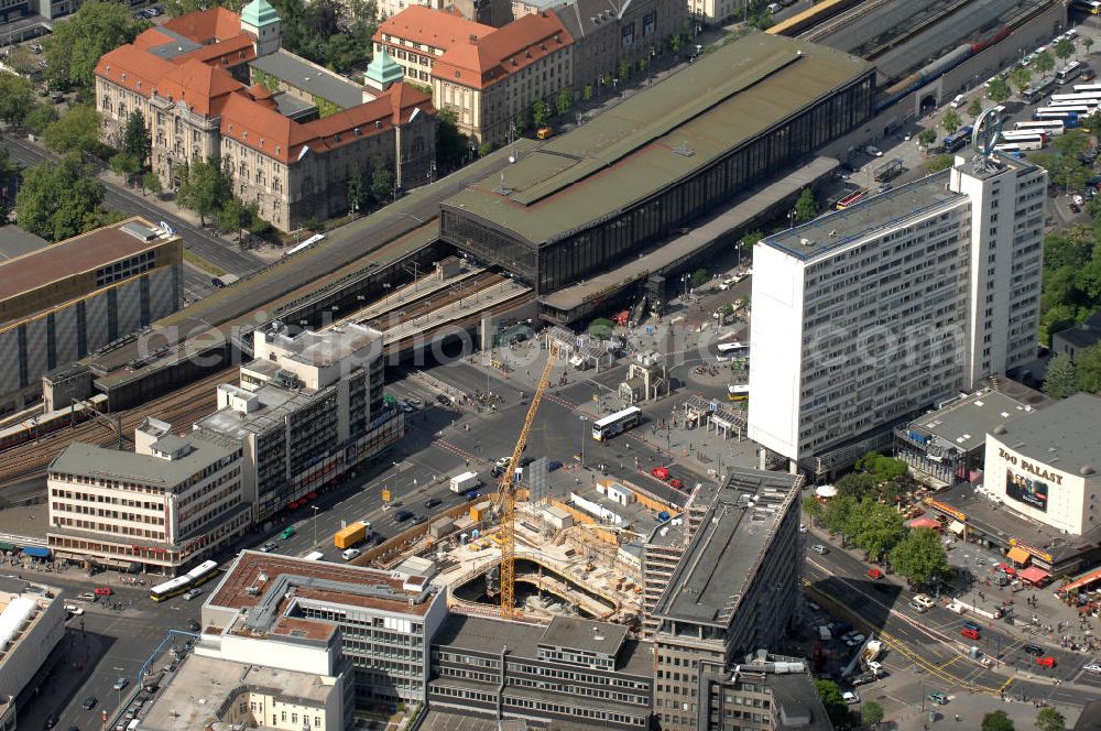 Aerial photograph Berlin - Blick auf die Baustelle zum Zoofenster Hochhaus am Hardenbergplatz.Das Zoofenster ist ein im Bau befindliches Hochhausprojekt in Berlin-Charlottenburg am Hardenbergplatz. Die Grundsteinlegung erfolgte am 27. März 2009. Die Bausubstanz soll in der Höhe 118 m betragen. Das Gebäude soll neben Einzelhandelsläden in den unteren Geschossen hauptsächlich ein Hotel der Marke Waldorf-Astoria beherbergen, welches voraussichtlich 242 Zimmer bieten wird. Als Fertigstellungstermin für das zweithöchste Hochhaus im Berliner Westen wird Ende 2011 anvisiert. ALPINE BAU