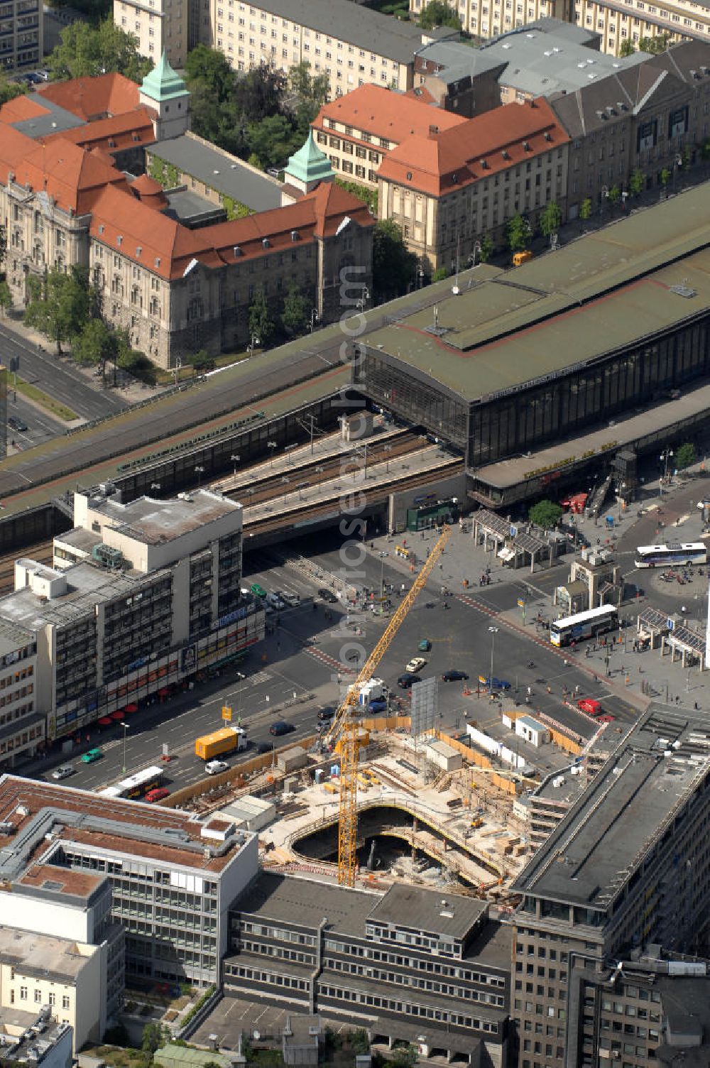 Berlin from above - Blick auf die Baustelle zum Zoofenster Hochhaus am Hardenbergplatz.Das Zoofenster ist ein im Bau befindliches Hochhausprojekt in Berlin-Charlottenburg am Hardenbergplatz. Die Grundsteinlegung erfolgte am 27. März 2009. Die Bausubstanz soll in der Höhe 118 m betragen. Das Gebäude soll neben Einzelhandelsläden in den unteren Geschossen hauptsächlich ein Hotel der Marke Waldorf-Astoria beherbergen, welches voraussichtlich 242 Zimmer bieten wird. Als Fertigstellungstermin für das zweithöchste Hochhaus im Berliner Westen wird Ende 2011 anvisiert. ALPINE BAU