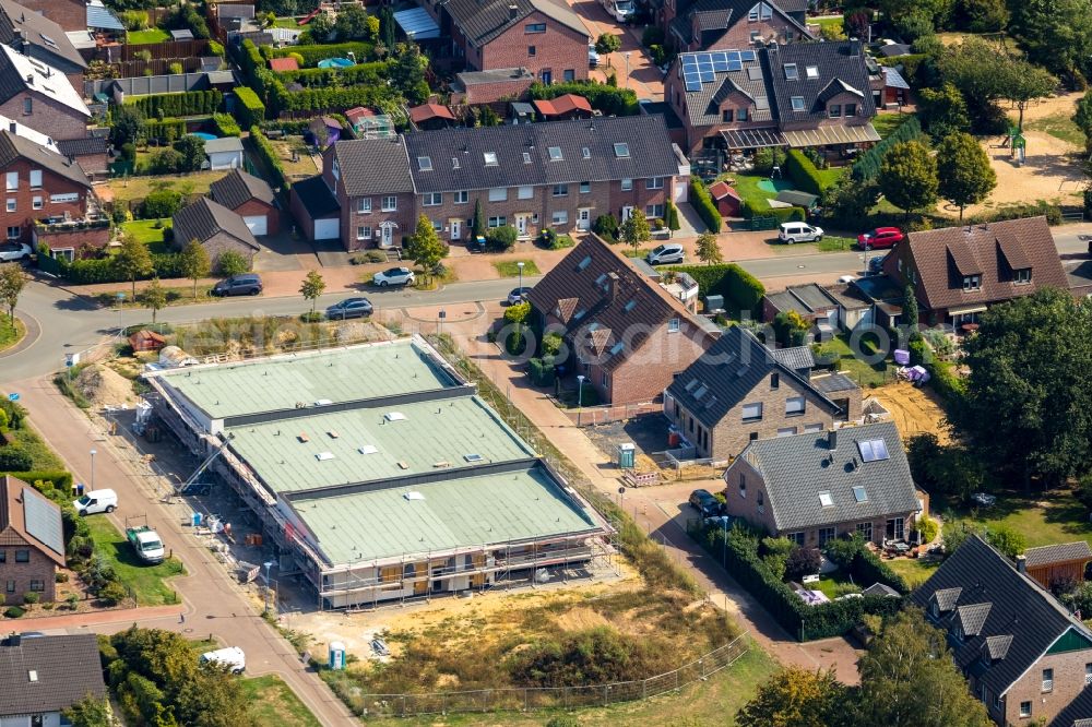 Aerial image Voerde (Niederrhein) - New construction site for the construction of a kindergarten building and Nursery school at the Kastanienallee / corner Grenzweg in Voerde (Niederrhein) in the state North Rhine-Westphalia, Germany