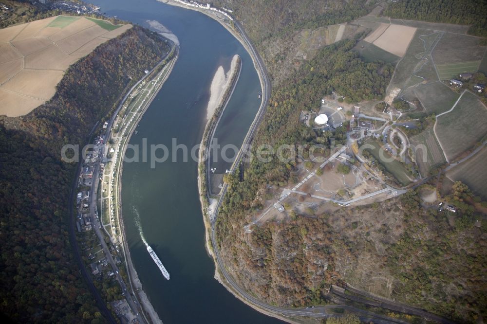 Aerial photograph Bornich - Building site for the construction and layout of a new park with paths and green areas in St. Goarshausen in the state Rhineland-Palatinate, Germany. Below the Rhine River at historic low tide