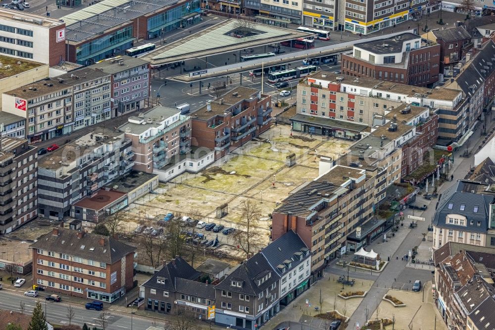 Aerial photograph Bottrop - Building site for the construction and layout of a new park with paths and green areas at the Trapez grounds between Gladbecker Strasse and Horster Strasse in the district Stadtmitte in Bottrop at Ruhrgebiet in the state North Rhine-Westphalia, Germany