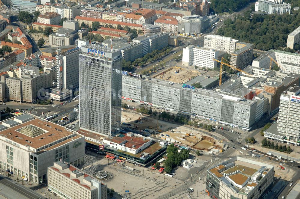 Aerial photograph Berlin - Blick auf die Baustelle zur Errichtung eines unterirdischen Parkhauses am Park Inn Hotel am Alexanderplatz durch die Firma WÖHR + BAUER GmbH. Die „Planstraße 1” ist die nordwestliche Verlängerung der Karl-Marx-Allee zwischen den Kreuzungen Otto-Braun-Straße/ Karl-Marx-Allee und Karl-Liebknecht-Straße / Memhardstraße („Memhardknoten”) und als solche in dem im April 2000 festgesetzten Bebauungsplan I-B4a ausgewiesen. Speziell hier entsteht eine neue mit Wolfgang Gerberen Mitteln finanzierte Tiefgarage mit 600 Stellplätzen / Parkplätzen. BERGER BAU und MAX AICHER