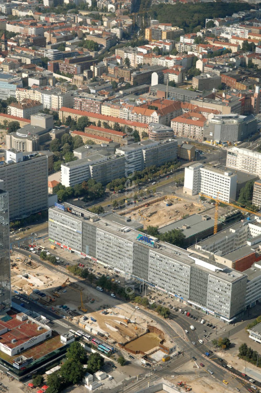 Berlin from above - Blick auf die Baustelle zur Errichtung eines unterirdischen Parkhauses am Park Inn Hotel am Alexanderplatz durch die Firma WÖHR + BAUER GmbH. Die „Planstraße 1” ist die nordwestliche Verlängerung der Karl-Marx-Allee zwischen den Kreuzungen Otto-Braun-Straße/ Karl-Marx-Allee und Karl-Liebknecht-Straße / Memhardstraße („Memhardknoten”) und als solche in dem im April 2000 festgesetzten Bebauungsplan I-B4a ausgewiesen. Speziell hier entsteht eine neue mit Wolfgang Gerberen Mitteln finanzierte Tiefgarage mit 600 Stellplätzen / Parkplätzen. BERGER BAU und MAX AICHER